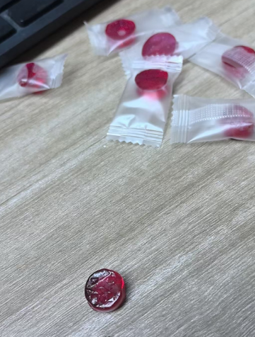 深红色圆形软糖（山楂味）
