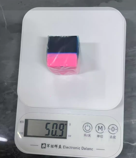 蓝粉色马桶清洁块