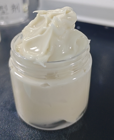 化妆品-米白色清香味身体乳