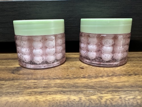 化妆品-粉色保湿啫喱膏+白色丸子