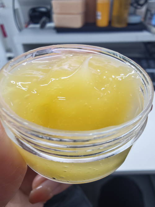 化妆品-淡黄色蜂蜜味润唇膏（膏体）