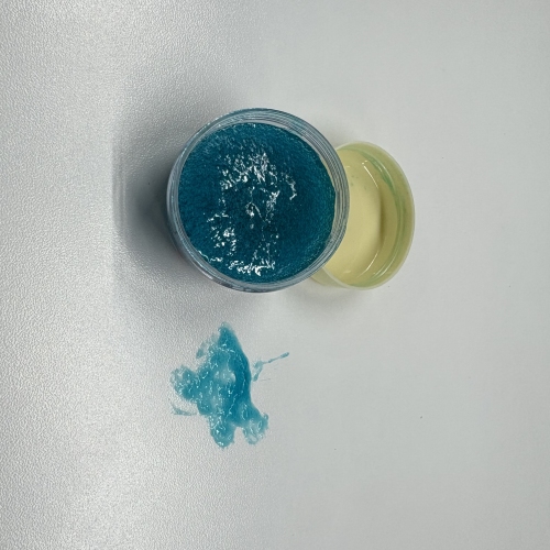 化妆品-蓝绿色薄荷味牙膏