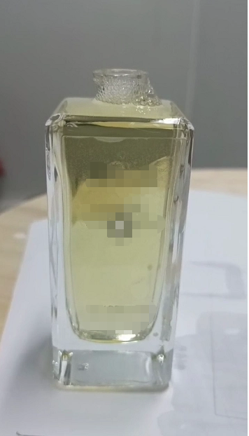 化妆品-淡黄色檀木味香水
