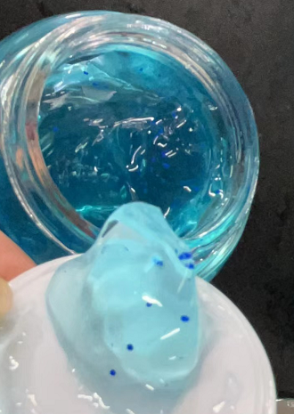 化妆品-透明蓝色沐浴露+蓝色粒子