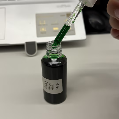 食品-深墨绿色薄荷精华水