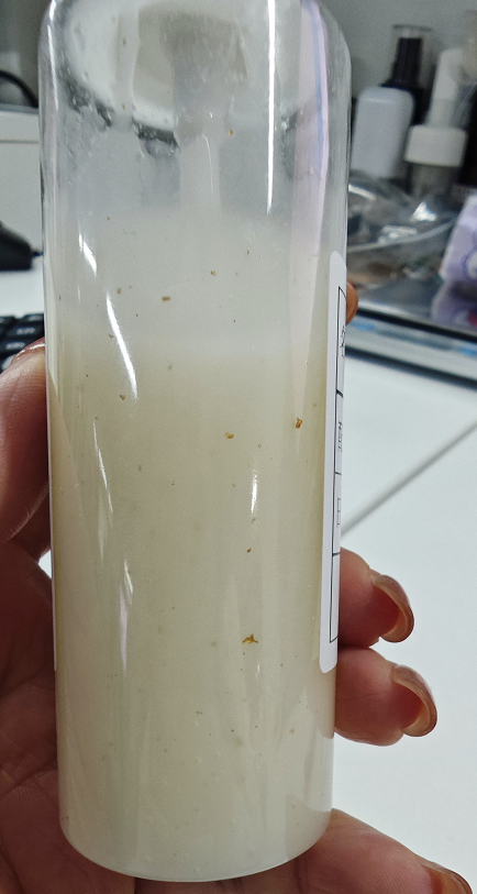 化妆品-米白色乳液+金箔
