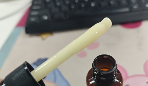 化妆品-乳黄色清香味精华液