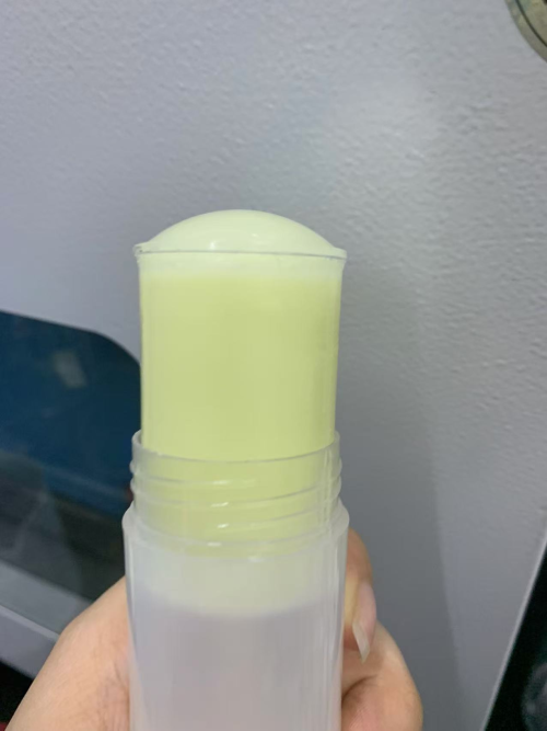 化妆品-淡黄色蛇油棒