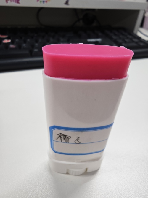 化妆品-玫红色椰子味蛇油棒