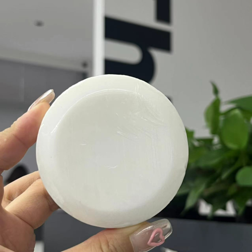 白色牛奶保湿洗发皂