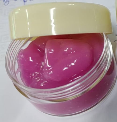 化妆品-玫红色草莓味润唇膏（膏体）