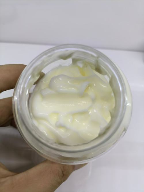 化妆品-浅米黄色面霜