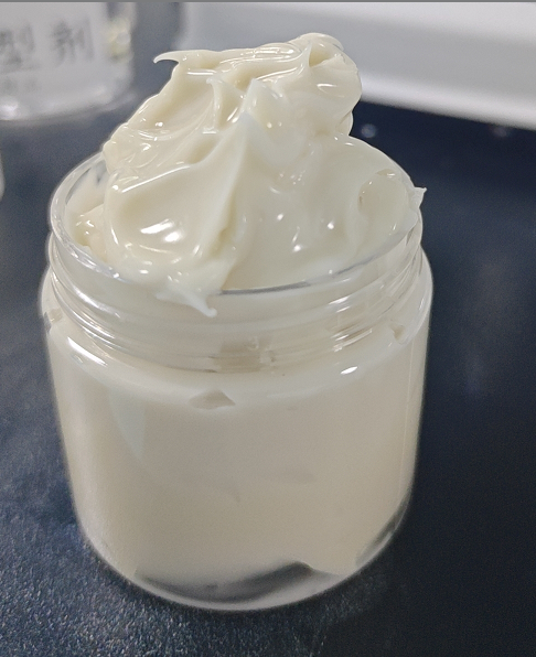 化妆品-淡米白色菊花味面霜