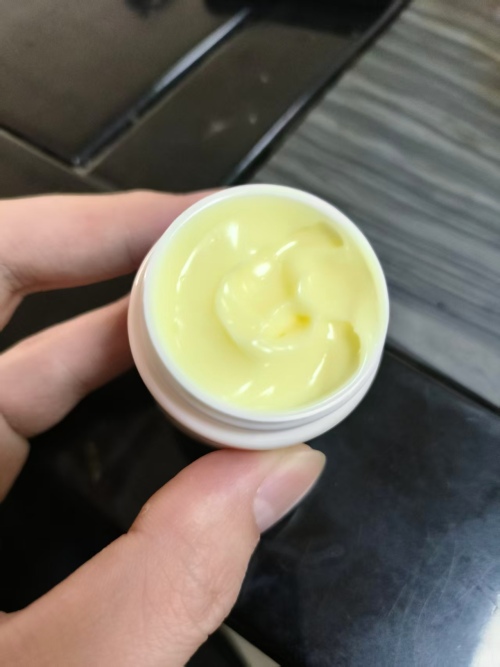 化妆品-浅黄色清香味面霜