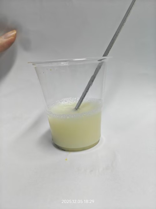 化妆品-浅米黄色免洗护发喷雾