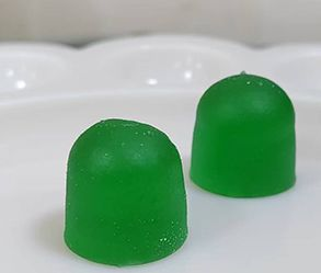 食品-绿色青苹果味子弹头形状软糖3g/颗