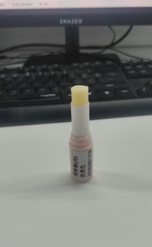 化妆品-淡黄色润唇膏（蜡）