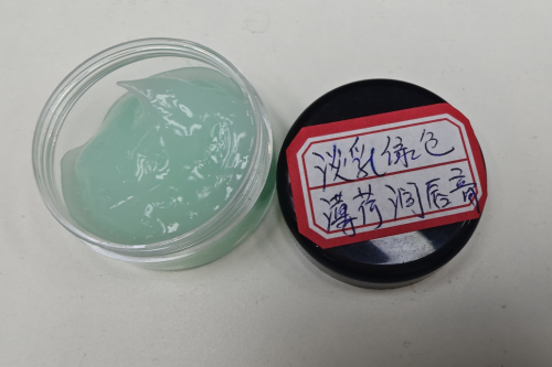 化妆品-淡乳绿色薄荷味润唇膏（膏体）