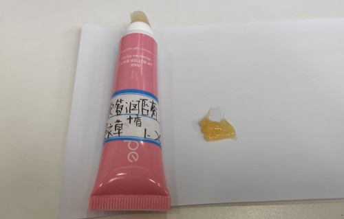 化妆品-米黄色薰衣草味润唇膏（油性）