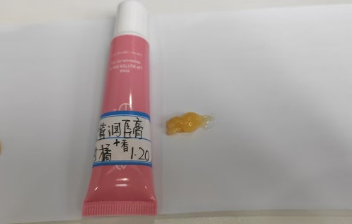 化妆品-米黄色柑橘味润唇膏（油性）