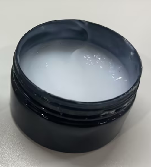 化妆品-白色清香味顺滑护发修护霜