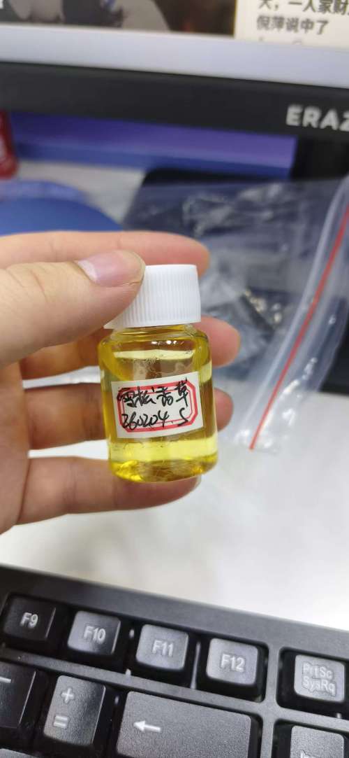 化妆品-淡黄色雪松香草味香水