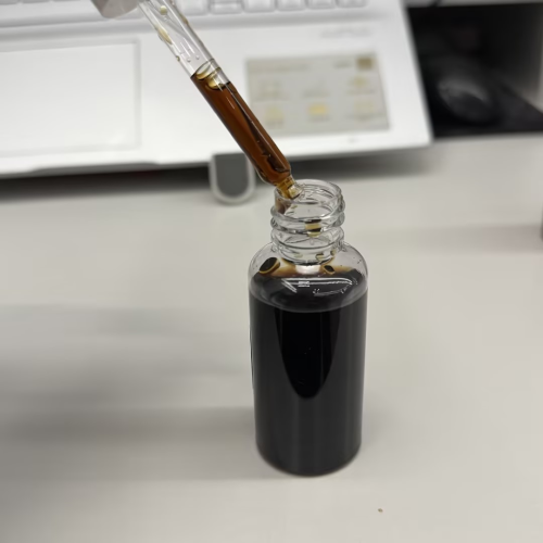 食品-深棕色薄荷精华水