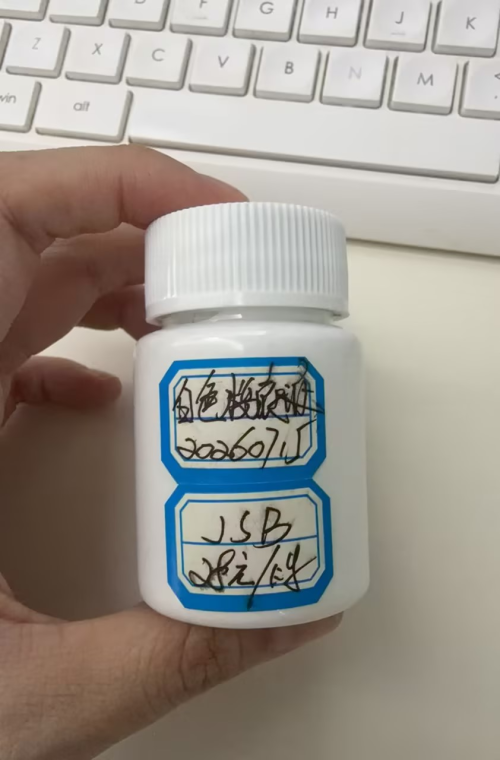 化妆品-白色清香味粉底液精品