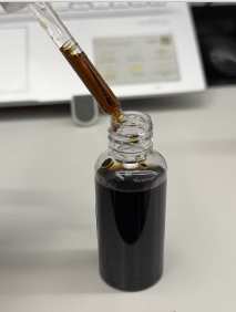 食品-深棕色薄荷精华水