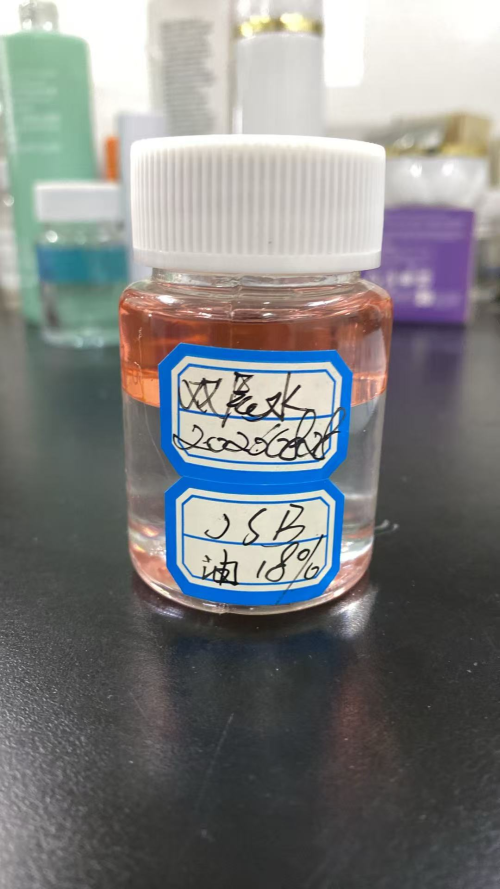化妆品-上层红色精华油+下层透明双层保湿水精品